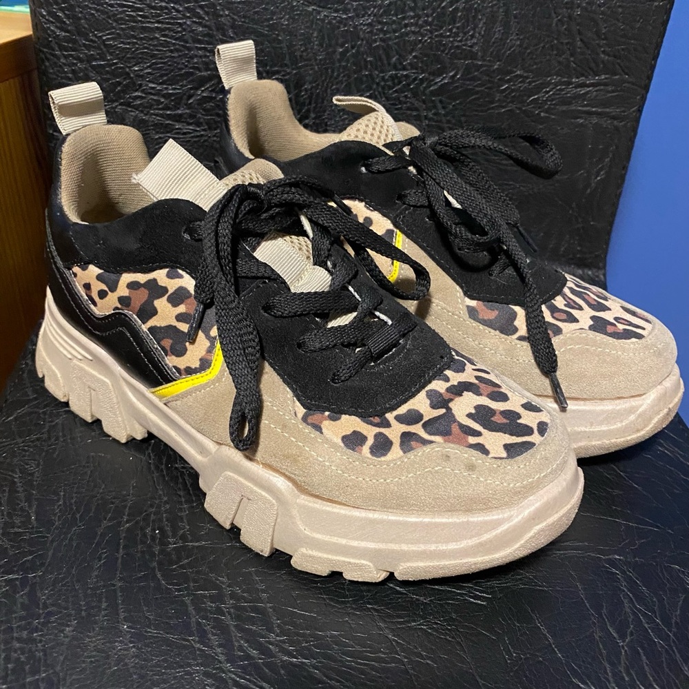 Women sneaker’s size 6 (36)